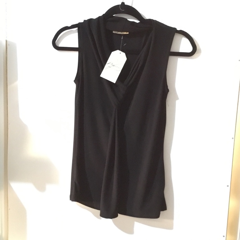 SALE💥 V-Neck, sleeveless blouse NWT.